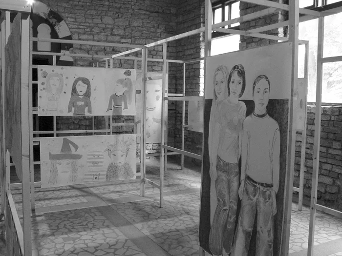 Кристине и Ирене Хохенбюхлер. «Портреты детей и рисунки», вид инсталляции, 2006. Предоставлено авторами и Vector Association