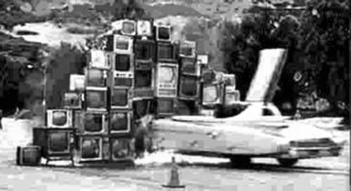 Группа Ant Farm (Чип Лорд, Дуг Мичелз, Куртис Шриер, Анкл Бадди). Media Burn. 1975. Видео