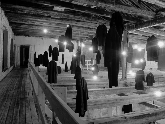 Кристиан Болтански. «Призраки Одессы», 2005. Инсталляция