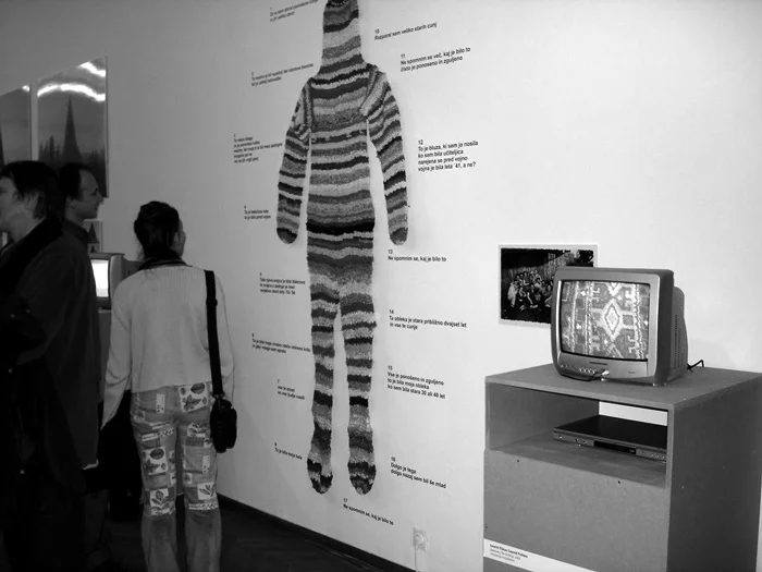 Общий вид экспозиции. Работа Леонида Тишкова «Вязаник», 2003