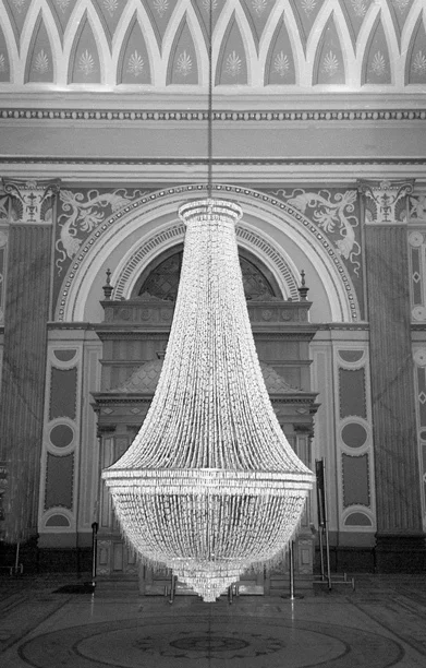 Иоанна Васконселос. «A Noiva», 2001 Нержавеющая стать, тампоны OB. Коллекция Антонио Качола, Кампо Майор