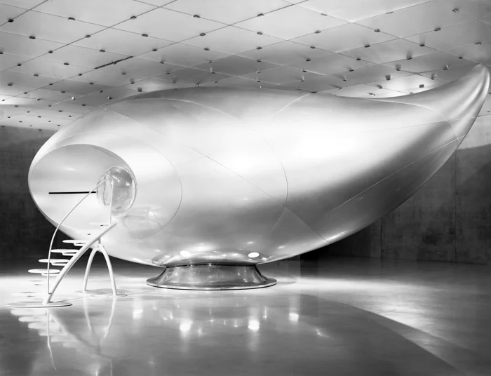 Марико Мори. «Wave UFO», 1999-2002. Brainwave interface, vision dome, projector, computer system, fiber glass, Technogel, Acrylic, carbon fiber, aluminum, magnesium. Фото Ричард Лироид. Предоставлено Deitch Projects, Нью-Йорк