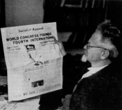 Л.Д.Троцкий читает американскую газету «Socialist Appeal», 1938