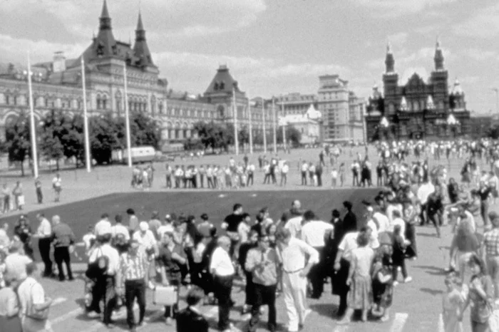 Группа «Ирвин» и Майкл Бенсон. «Черный квадрат на Красной площади», 1992. Кадр из 16мм фильма. Предоставлено группой «Ирвин»