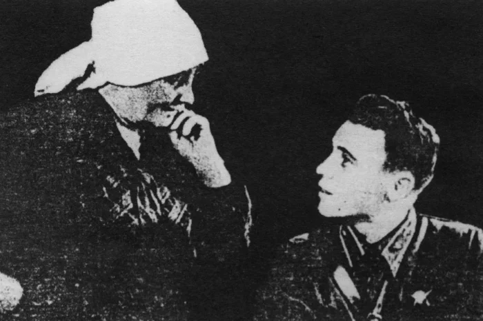Лётчик Талалихин с матерью, 1941 г.
