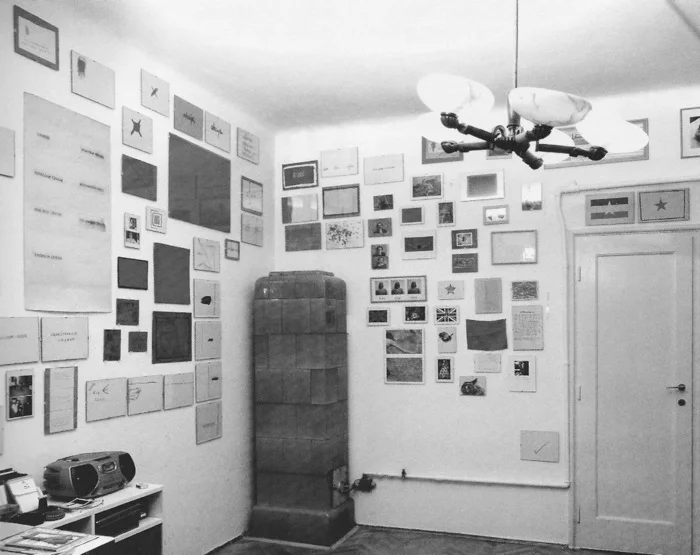 Младен Стилинович. «Красное – Розовое», 1973–1981. Вид инсталляции в рабочей комнате художника в Загребе, 2003