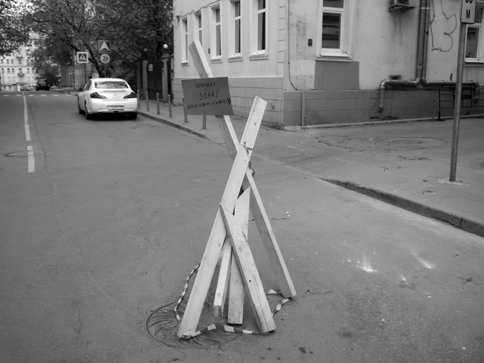 Анна Марковская. «Анонимный оммаж Владимиру Татлину», 2014. Деревянная конструкция в Большом Каретном переулке, Москва. Фото из книги Markowska A. (ed.) Sustainable Art. Facing the Need for Regeneration, Responsibility, and Relations. Warsaw and Toru: Polish Institute of World Art Studies and Tako P