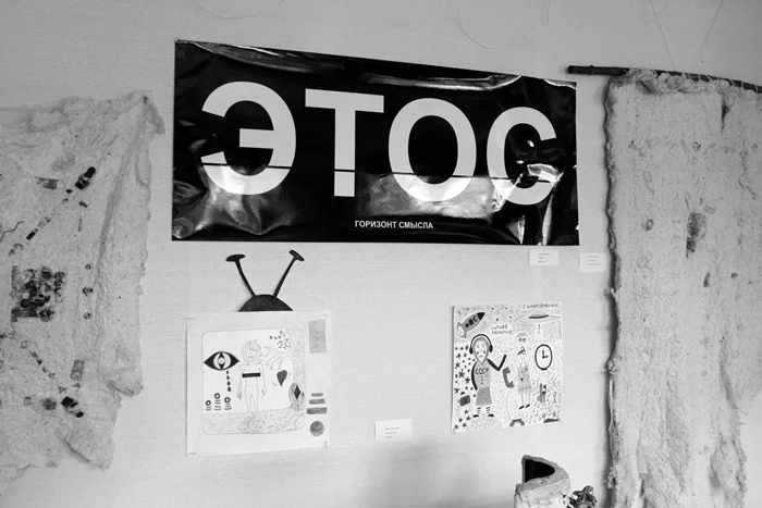 «Anything Goes: Актуальное для тебя актуально и для меня». Вид групповой выставки в пространстве L.E.S., Алматы, Казахстан, 2013. Предоставлено художницами