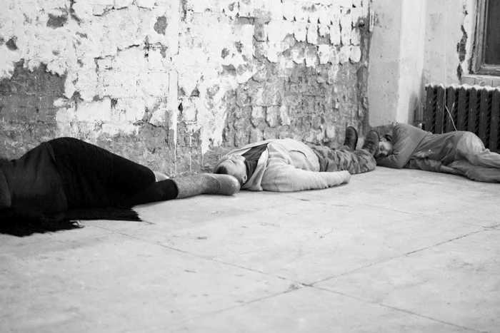 Акция «Периметр». Декабрь, 2012.Первая акция одноименной экспериментальной площадки, позднее переименовавшейся в галерею «Электрозавод» (с апреля 2014). Предоставлено Наташей Тимофеевой