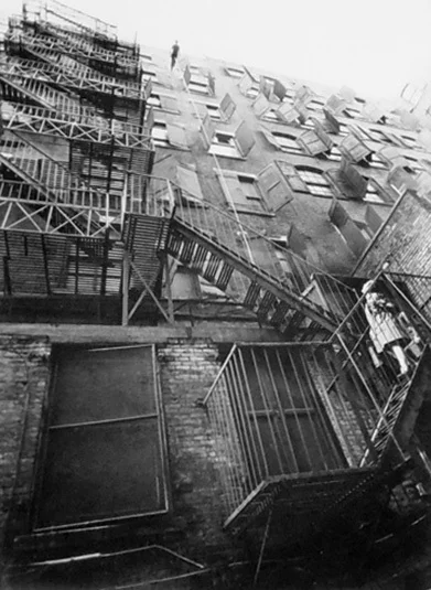 Триша Браун «Мужчина идет вниз по фасаду здания», 1970