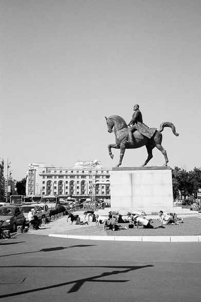 Александра Пирич «Скульптурное дополнение к конному памятнику Кароля I», 2011. Из серии «Если мы вам не нужны, мы хотим вас». Предоставлено автором