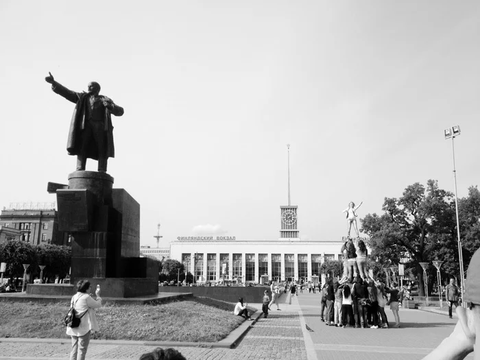 Александра Пирич «Мягкая власть — скульптурное дополнение — исполнение статуи Ленина, Санкт-Петербург», 2014. Предоставлено автором