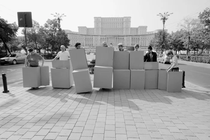 Александра Пирич «Скульптурные добавления к памятникам в общественном пространстве Бухареста», 2011. Из серии «Если мы вам не нужны, мы хотим вас». Предоставлено автором