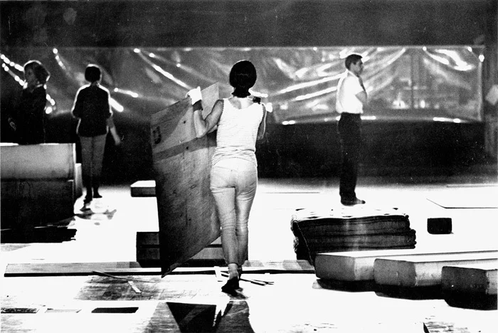 Ивонна Райнер «Дискретность носителя», 1966. Представление в рамках фестиваля «9 вечеров: театр и инженерия» в Арсенале, организованном Экспериментами в искусстве и технологии, Нью-Йорк, октябрь 1966