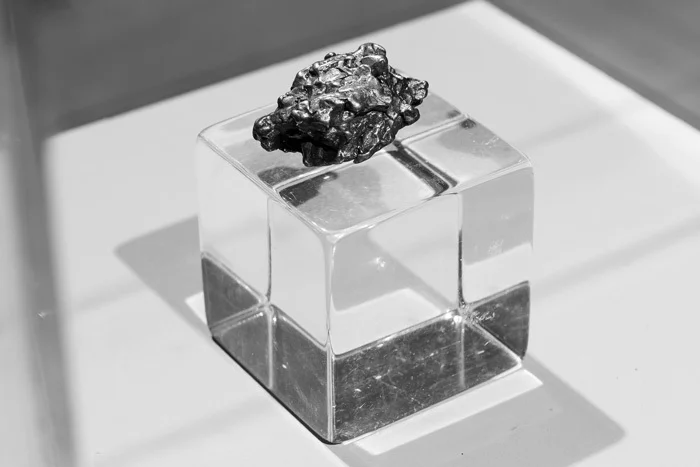 Арсений Жиляев «Ангел предыстории», 2014. Метеорит, 4 миллиона лет. Вид экспозиции на выставке «М.И.Р.: Вежливые гости из будущего» в фонде Кадист, Сан-Франциско, июль–август 2014. Предоставлено автором