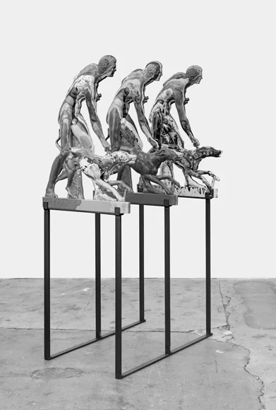 Оливер Ларик «Охотник и его пес», 2015. Полиуретан, нефритовый порошок, бронзовый порошок, алюминиевый порошок, пигменты; стальная стойка. Предоставлено автором и галереей Тани Лейтон