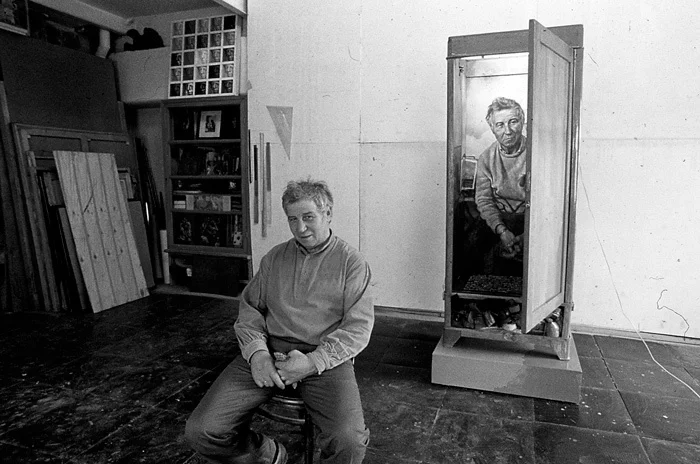 Илья Кабаков в мастерской Игоря Макаревича на фоне работы «Шкаф Ильи», 1996. Фото Игоря Макаревича. Предоставлено автором