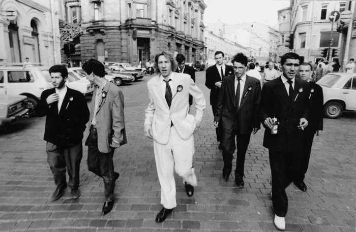 Авдей Тер-Оганьян. Акция «Футуристы выходят на Кузнецкий». Москва, 1993. Художники В. Касьянов, Д. Боссард, П. Аксенов, А. Харченко, В. Дубосарский, И. Китуп, А. Тер-Оганьян, А. Сигутин. Фото Игорь Мухин, архив Анны Астаховой