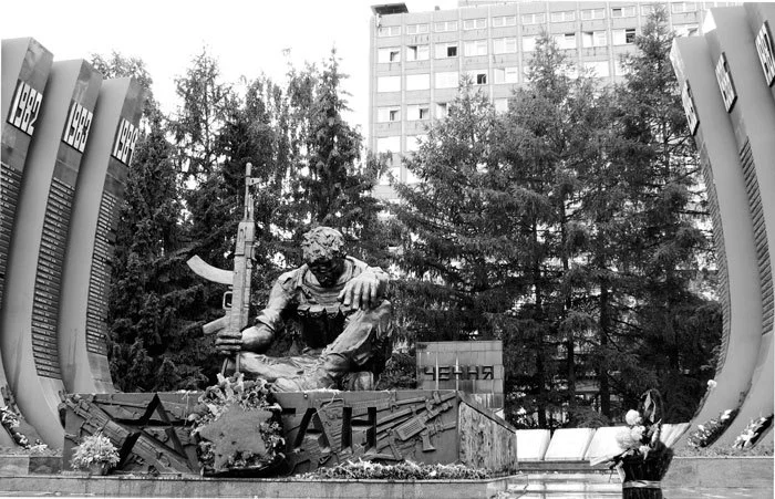 «Черный тюльпан» в Екатеринбурге: памятник уральским воинам-интернационалистам, погибшим в Афганистане. Скульптор Константин Грюнберг, 1995. Фото С. Ушакина, 2007