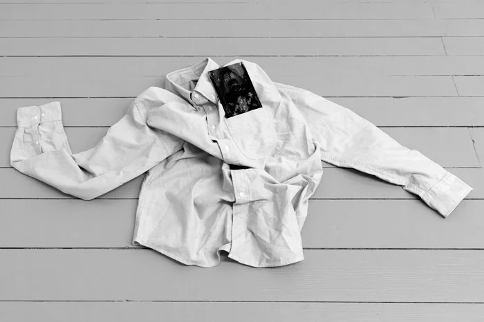 В зале книжного магазина, оформленном А. Кмеляускасом (представителем «тихого модернизма» — замечание К. Ш.). Вильнюсский государственный университет им. Капсукаса, Вильнюс, 1980. Архив редакции фотохроники ЭЛЬТА. Фотография хранится в архивах Национальной библиотеки Литвы. Предоставлено автором