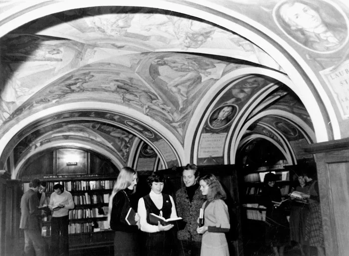 В зале книжного магазина, оформленном А. Кмеляускасом (представителем «тихого модернизма» — замечание К. Ш.). Вильнюсский государственный университет им. Капсукаса, Вильнюс, 1980. Архив редакции фотохроники ЭЛЬТА. Фотография хранится в архивах Национальной библиотеки Литвы. Предоставлено автором