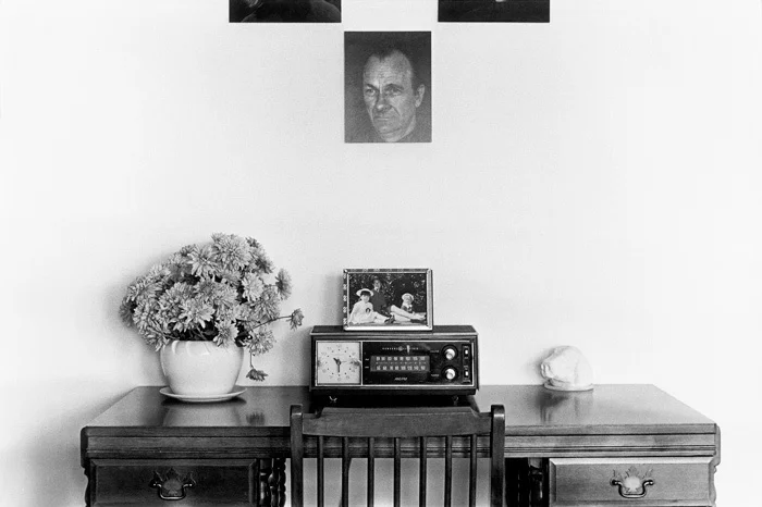 Алан Секула «Аэрокосмические народные сказки», 1973. Фотографии, текст и аудиозаписи интервью. Фрагмент. Предоставлено мастерской Аллана Секулы. «... Я фотографировал в квартире... Я сфотографировал его резюме...»