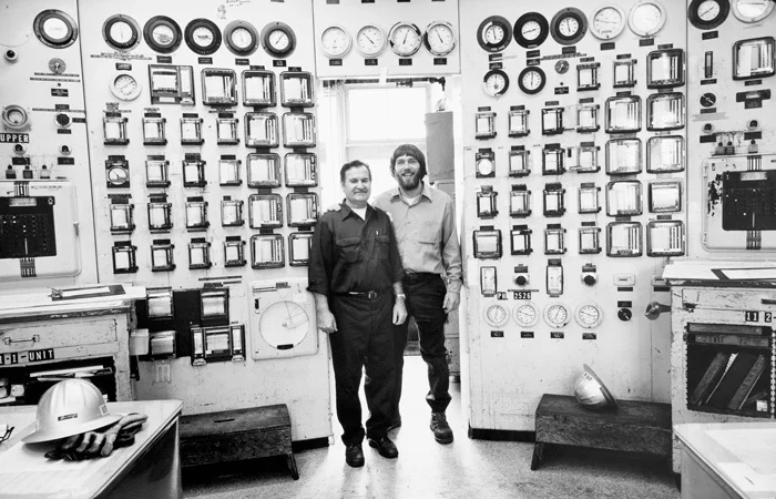 Чонси Хейр «Исследование сотрудников компании Standard Oil», 1976-1977. Фотографии и аудиоинтервью. Фрагмент. Пульт управления установкой первичной переработки нефти, нефтеперерабатывающий завод компании Standard Oil, Ричмонд, Калифорния, 1977.