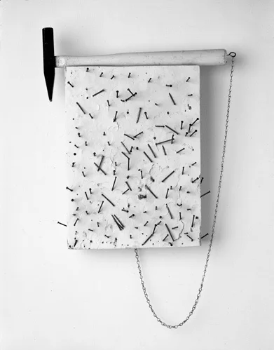 Йоко Оно «Картина, в которую надо вбить гвоздь», 1966
