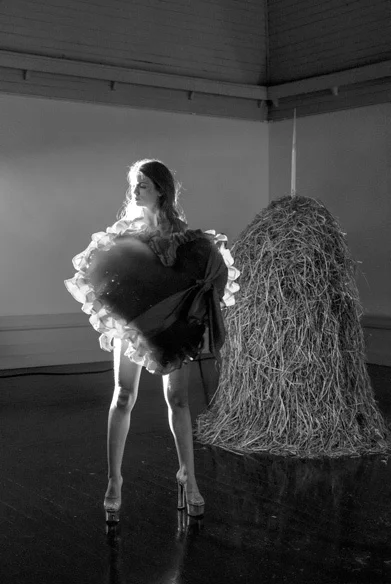 Vaquera «Heart Dress», 2020. Групповой проект «GHOSTHOUSE», куратор Анна Вейле Кьяр. Den Frie Centre of Contemporary Art, Копенгаген. Фото Дэвида Стьернхольма. Предоставлено автором текста