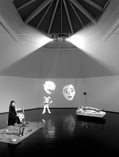 Венди Джим «Medium #1 & Medium #2», 2020 / Метт Хаммер Юль и Рут Энжел Эдвардс «Non-jamming», 2020. Групповой проект «GHOSTHOUSE», куратор Анна Вейле Кьяр. Den Frie Centre of Contemporary Art, Копенгаген. Фото Дэвида Стьернхольма. Предоставлено автором текста