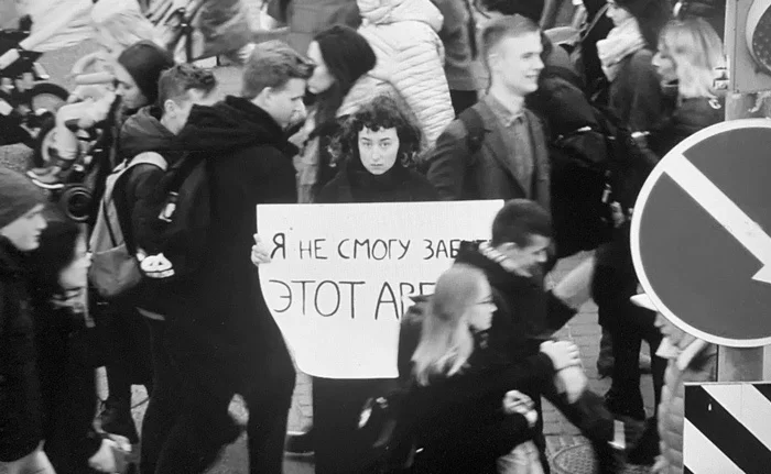 Ульяна Невзорова «Этот плакат может стать причиной моего задержания». Видеосъемка Полина Маслова. Минск, 22 октября 2020. Предоставлено авторами текста
