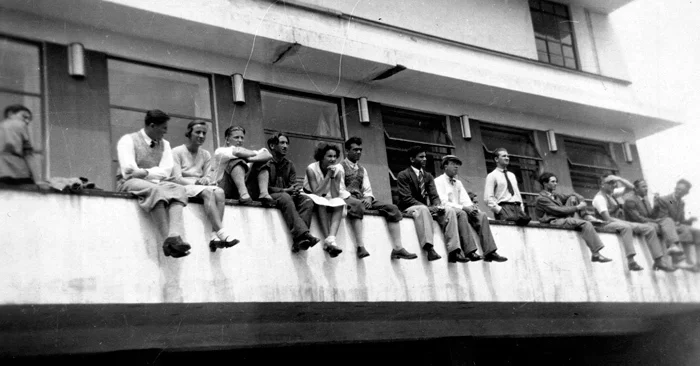 Студенты Баухауса на балюстраде террасы столовой в Дессау, 1931