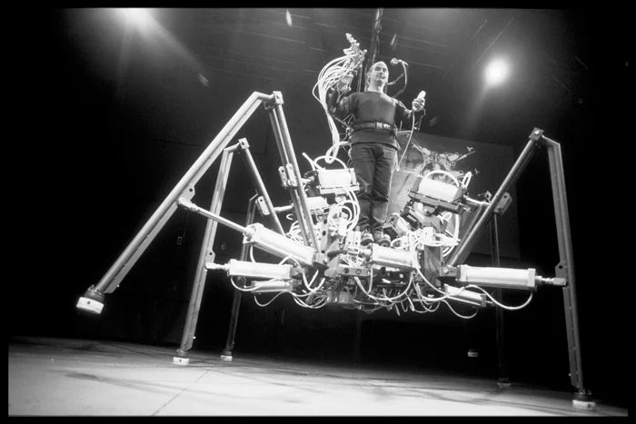 Стеларк «Экзоскелет», 1999.