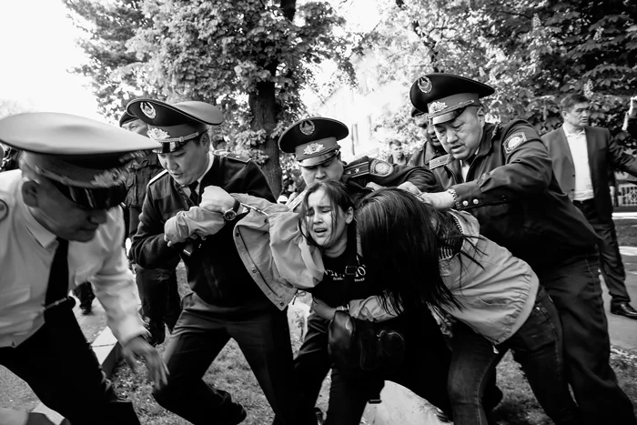 Задержание девушек во время акции протеста весной 2019 года в Алматы. Фото Петра Троценко