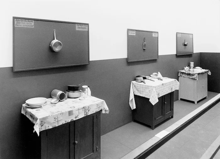 Илья Кабаков «Коммунальная кухня», 1991. Инсталляция, FIAC, Париж. Предоставлено Эмилией Кабаковой.