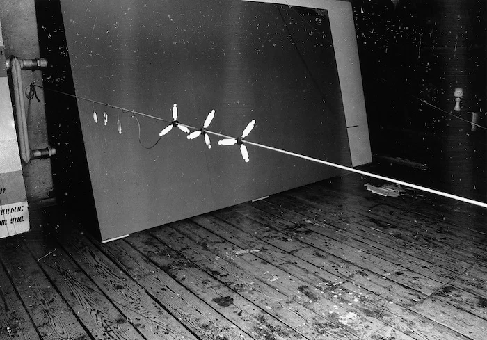 Илья Кабаков «Маленькие белые человечки», 1983. Инсталляция в мастерской художника, Москва. Предоставлено Эмилией Кабаковой.