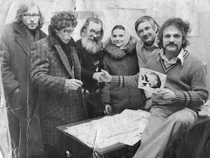 Аркадий Давидович (крайний справа) в кругу своихпоклонников, конец 1970-х. Архив Алексея Горбунова.
