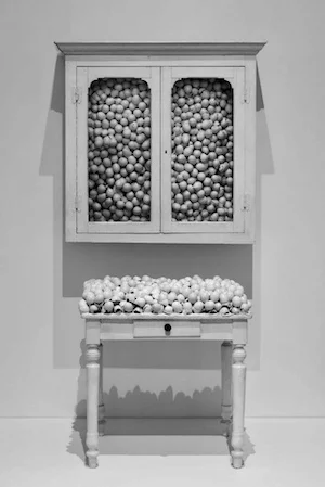 Марсель Бротарс «Белый шкаф и белый стол», 1965.