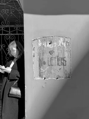 Синий Карандаш «No letters». Площадь Минина и Пожарского, Нижний Новгород, 2022. След почтового ящика, индустриальный маркер. Предоставлено автором текста.
