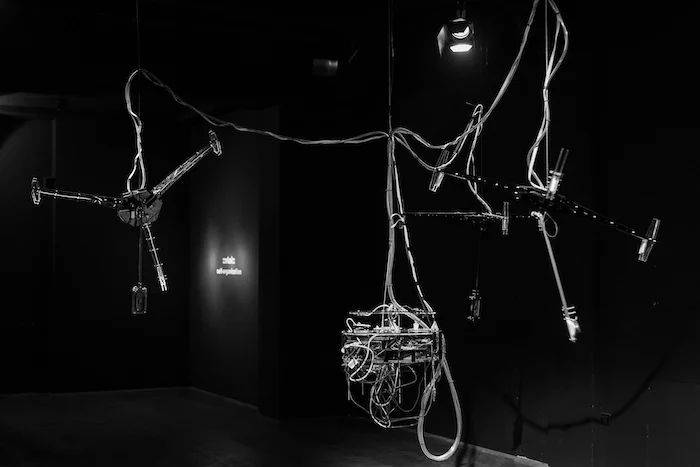 Дмитрий Морозов «Poise→ [d]». Роботизированная инсталляция, управляемая самоорганизующимися системами. В сотрудничестве с галереей Kapelica, Любляна. Фото: Миха Годец.