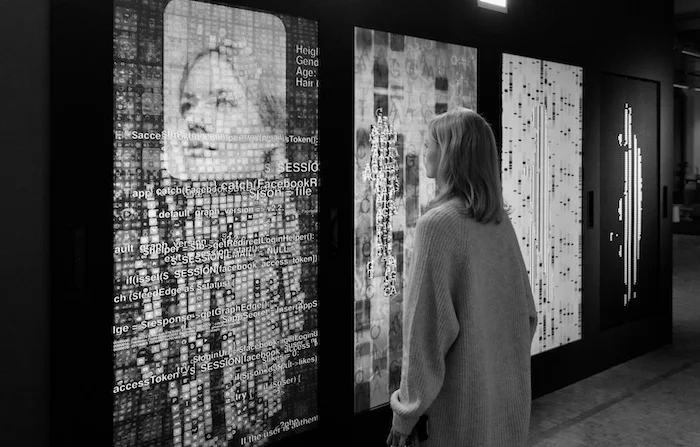 Бернд Линтерманн и Петер Вайбель «YOU:R:CODE», инсталляция, 2017. Собрание ZKM. Предоставлено ZKM, Карлсруэ.