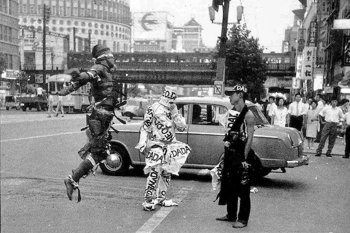 Ёсимура Масунобу и Усио Синохара в одной из уличных акций «Neo-Dada Organizers», 1960.