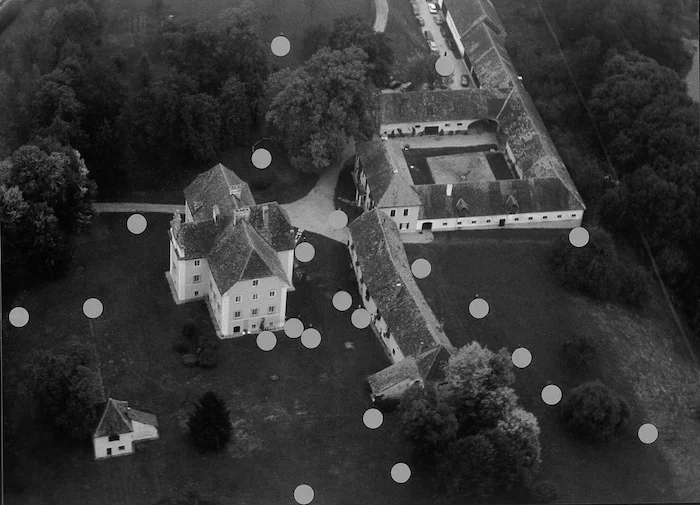 Фотография усадьбы Эйбесфельд, сделанная В. Захаровым из самолета. Красные точки – участники акции «Полет Захарии», стоящие на дискетах, 1992. Предоставлено автором текста.