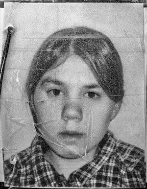 Елена Аносова «Личное дело», 2014–2025. Это Юлия, ей 22 года. Она находится в колонии для впервые совершивших преступление, приговорена к 7 годам. Предоставлено художницей.