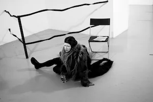 Алина Кугуш «Mosura: появление черного мотылька», 2022. Перформативная медиация по проекту Александры Гарт «Лес паутины» в галерее «Anna Nova», Санкт-Петербург. Фото: Павлина Белокреницкая.
