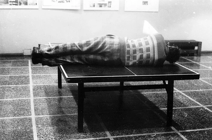 Донатас Срогис. «Скудный перформанс на теннисном столе», фотография, 1989