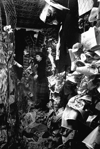 Аллан Капроу. «Яблочный ковчег», энвайронмент, Judson Gallery, 1960. Фото Роберта Р. МакЭлроя