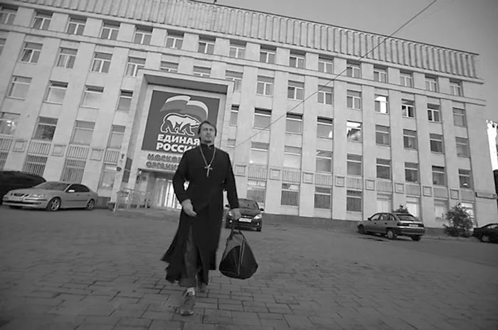Группа «Война». «Мент в поповской рясе», акция, 2008. Предоставлено журналом «Артхроника»