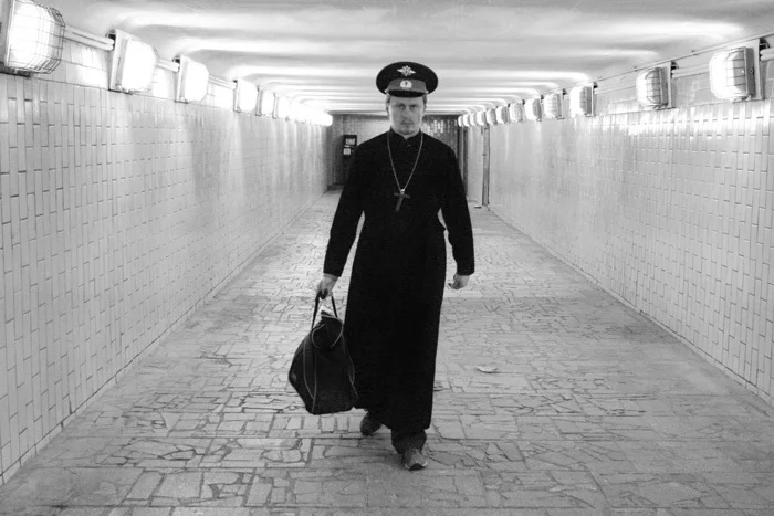 Группа «Война». «Мент в поповской рясе», акция, 2008. Предоставлено журналом «Артхроника»