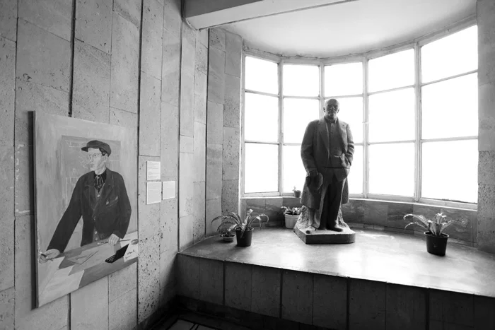 Холл типографии «Уральский рабочий», вид на работу Амшея Нюренберга «Ударник-изобретатель Макаров», репродукция, начало 30-х. Фото Федора Телкова